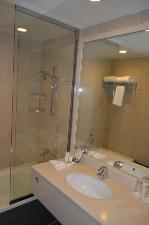 Golden Tulip Hail 4*