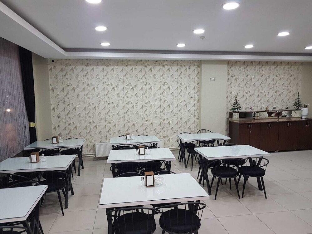 Deluxe Hotel 0*