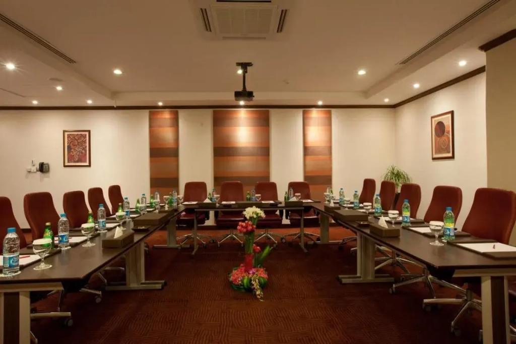 Radisson Blu Hotel and Convention Center, Riyadh Minhal 4*