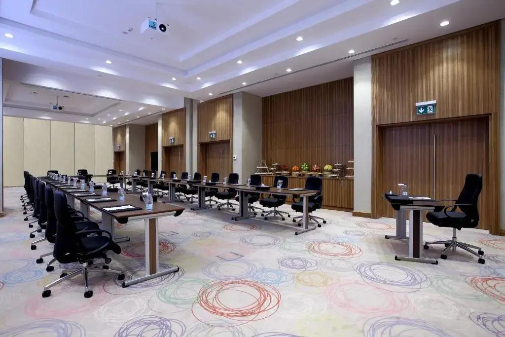 Radisson Blu Hotel and Convention Center, Riyadh Minhal 4*