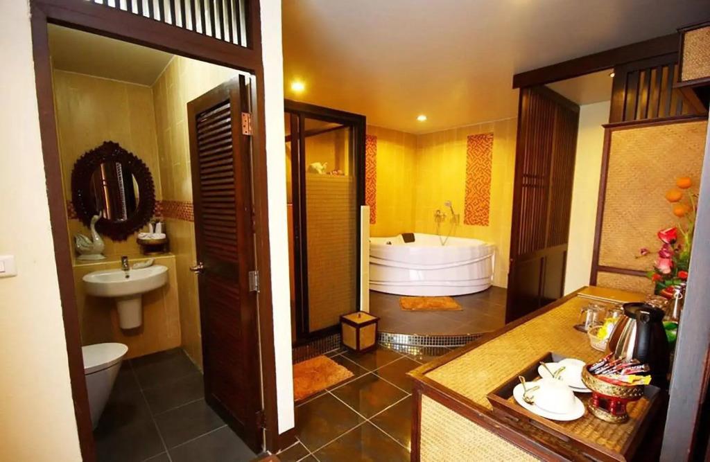 CM Night Bazaar Boutique Hotel 2*