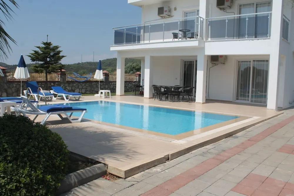 Villa Nuri 0*