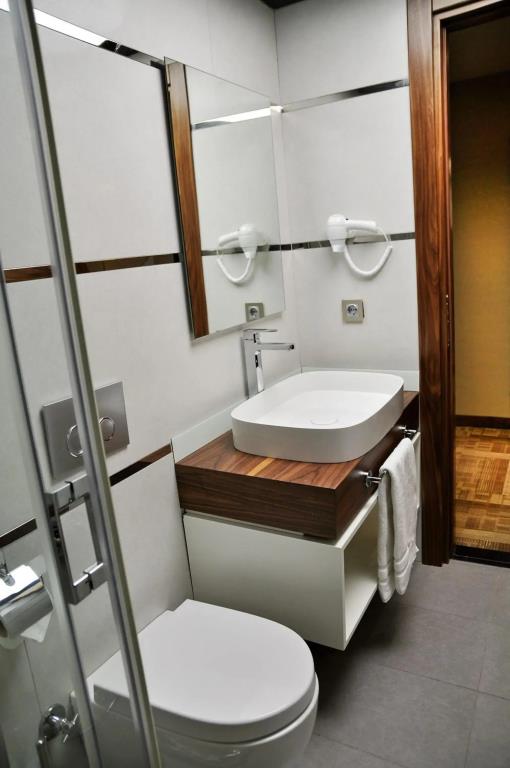 Avin Hotel 0*