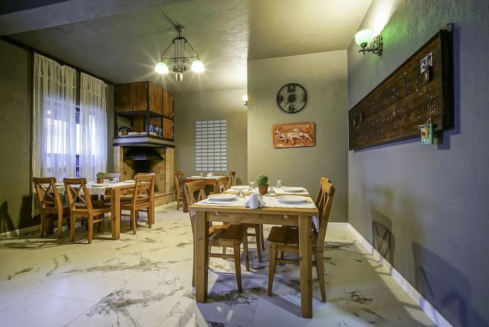 The Green Goose Hotel 0*