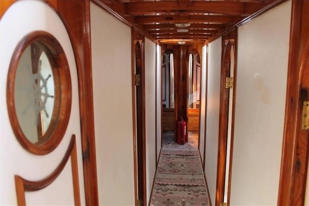 Ide Yacht Hotel 0*