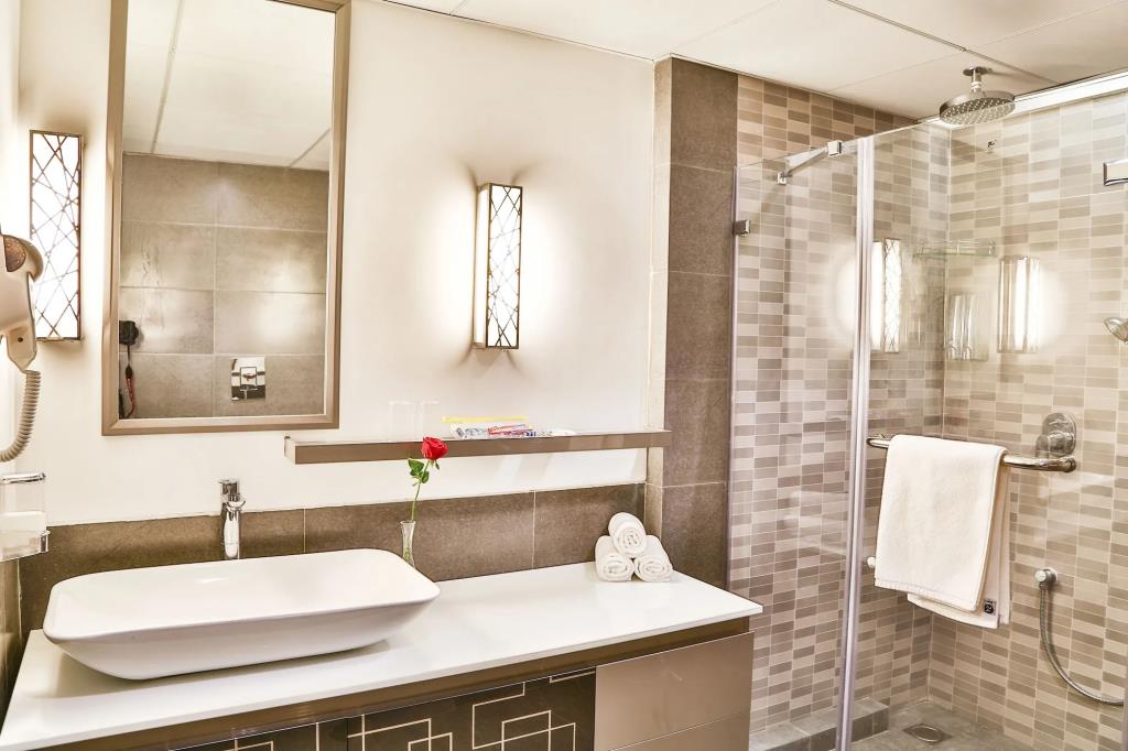 T24 Residency Mumbai International Airport Hotel 4*