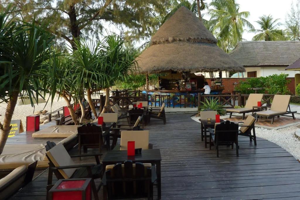 Lanta Castaway Beach Resort 3*