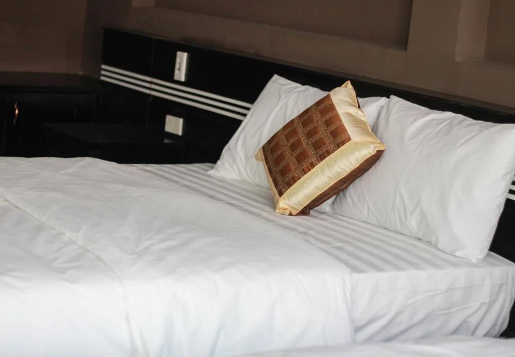 Emirates Hotel 2*