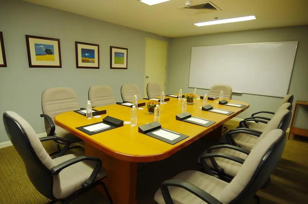 Oxford Suites Makati 3*