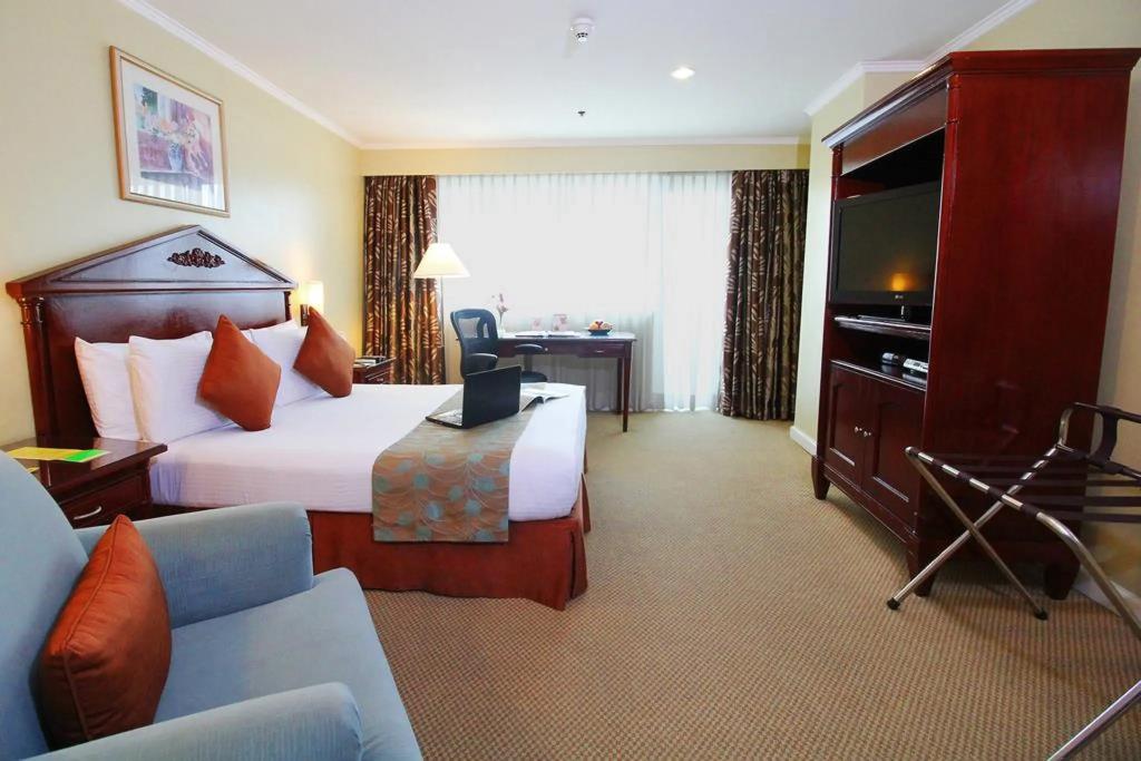 Oxford Suites Makati 3*