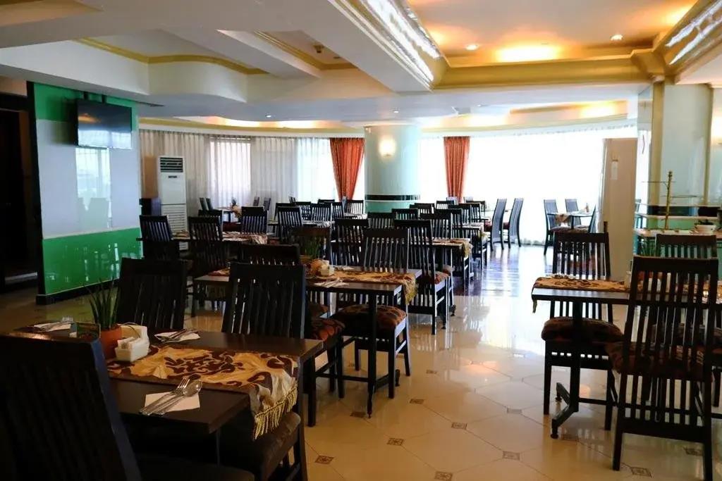 Oxford Suites Makati 3*