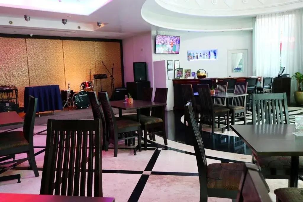 Oxford Suites Makati 3*
