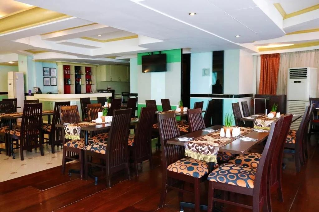 Oxford Suites Makati 3*