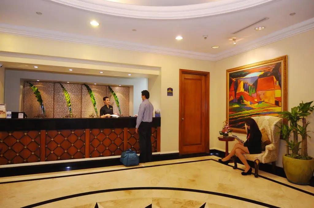 Oxford Suites Makati 3*