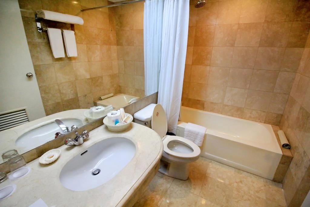 Oxford Suites Makati 3*