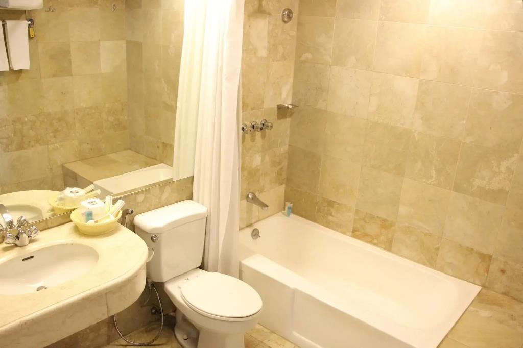 Oxford Suites Makati 3*