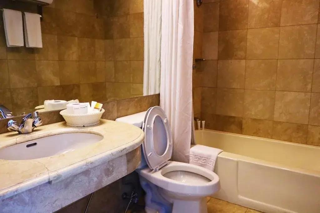 Oxford Suites Makati 3*