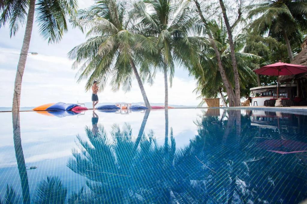 B52 Beach Resort 3*