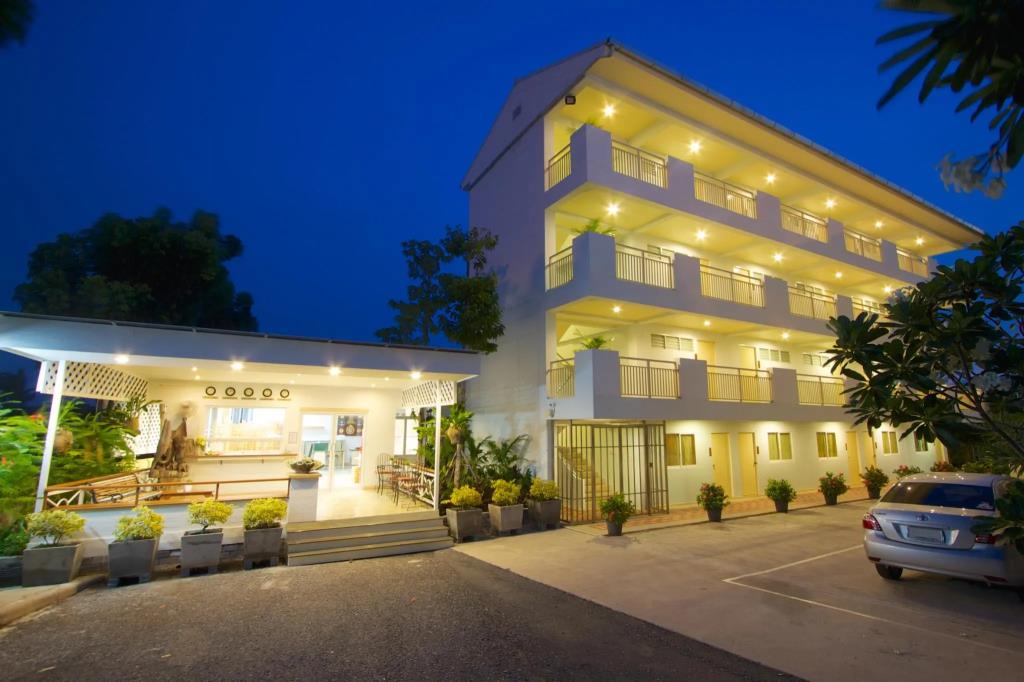 Charn Residence 3*