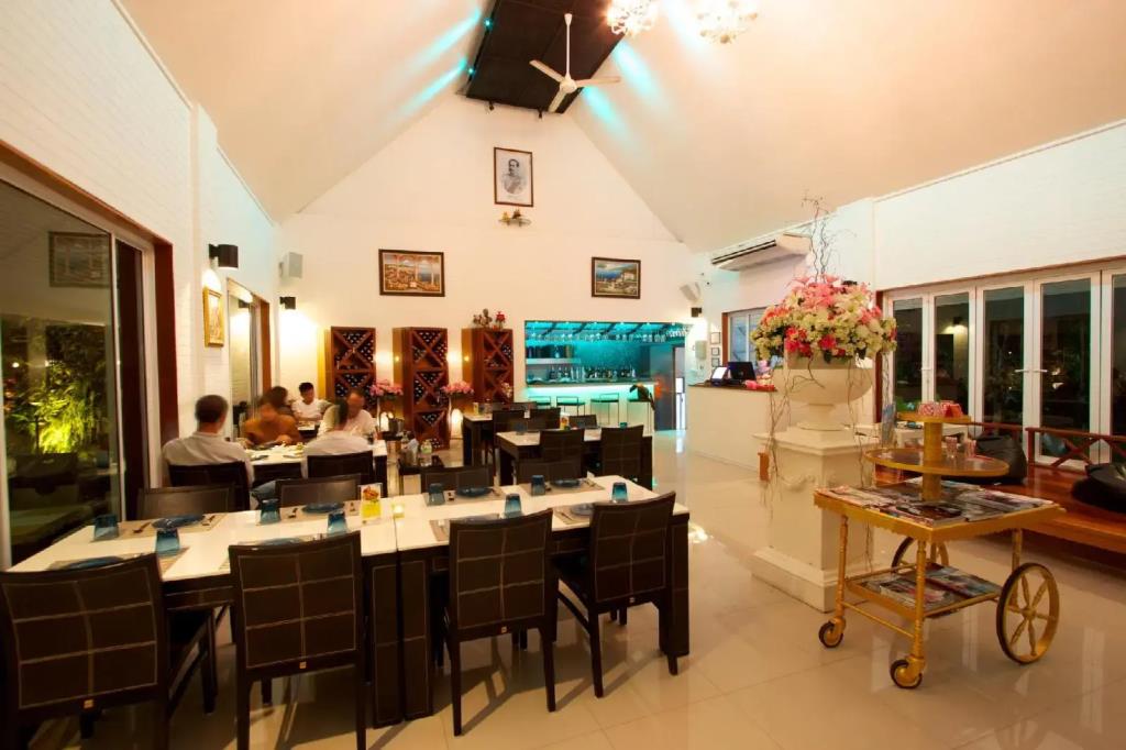 Charn Residence 3*