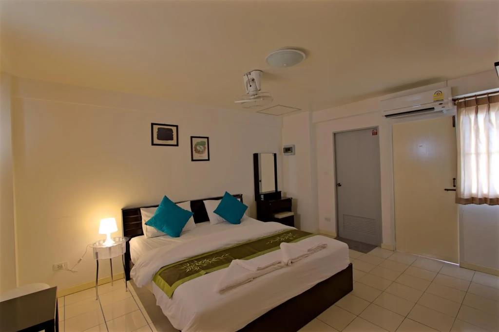 Charn Residence 3*