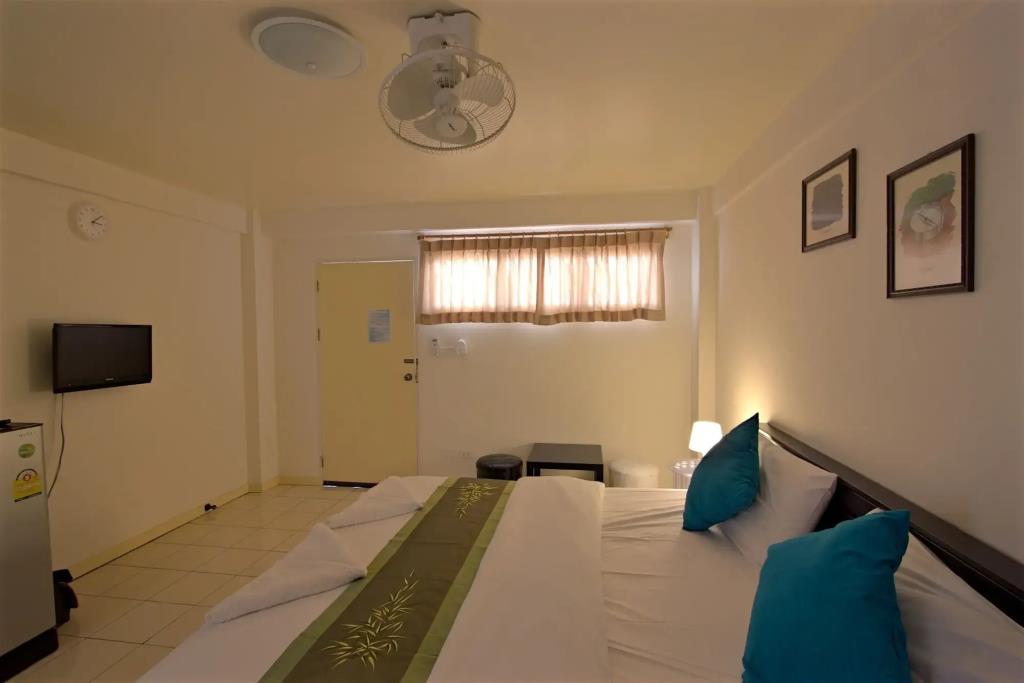 Charn Residence 3*