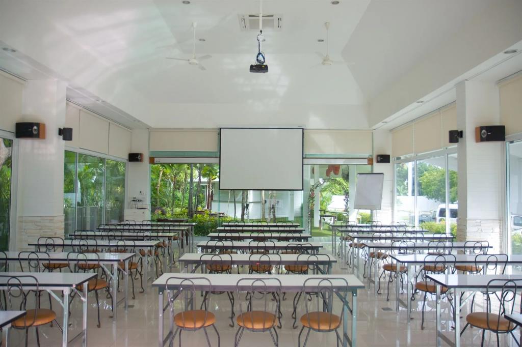 Charn Residence 3*