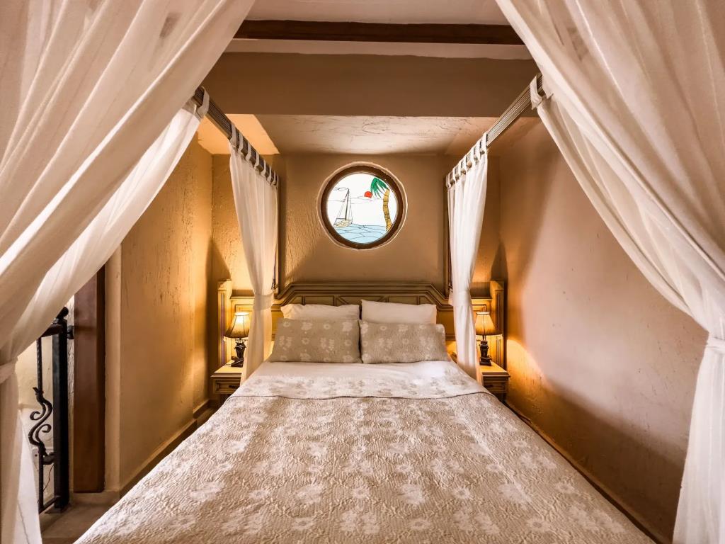 The Olive Tree Studios - Adults Only 0*