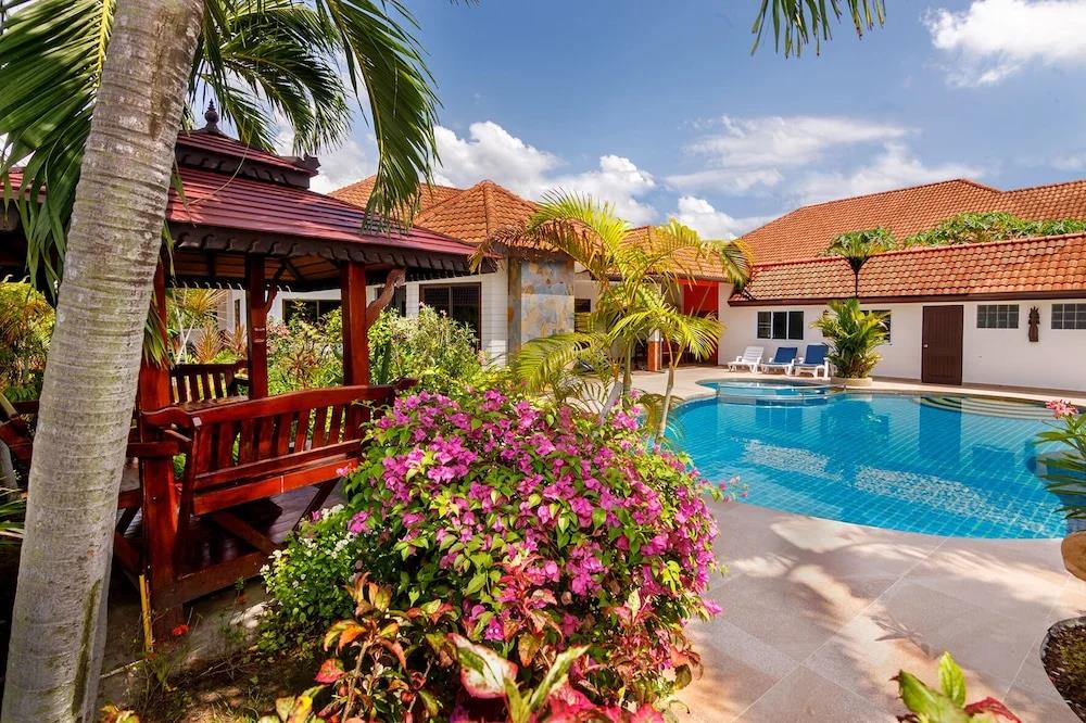Pattaya Hill, Near the City and Beach 0*