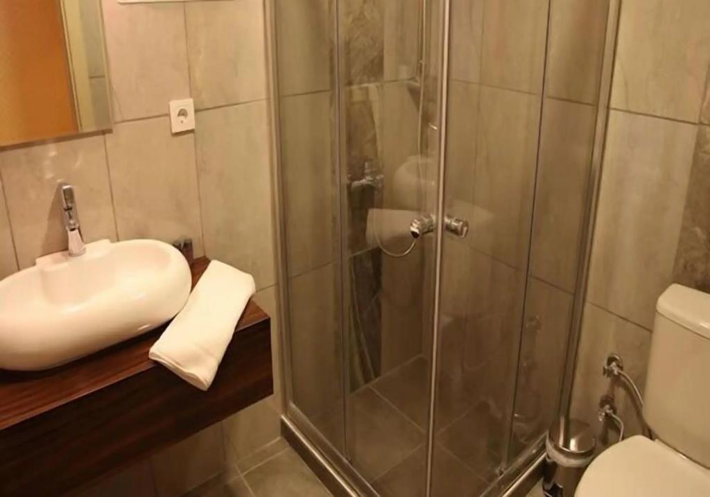 Lucid Otel 0*