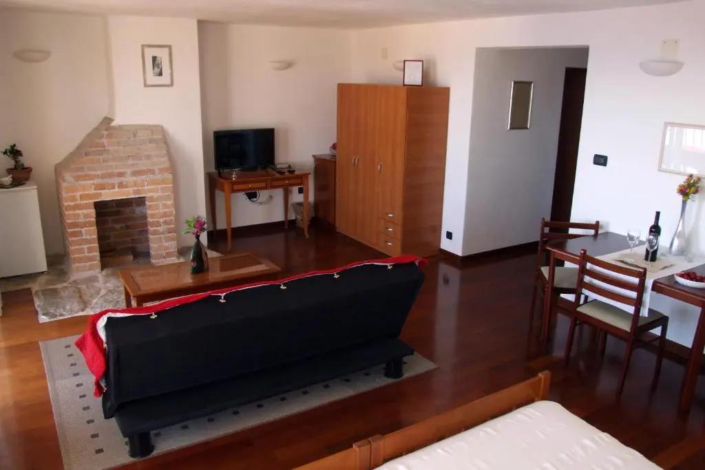 Fox Apartments 0*
