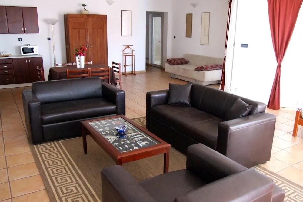 Fox Apartments 0*