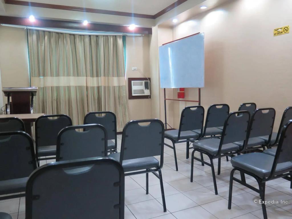 OYO 210 Apple Tree Suites 3*
