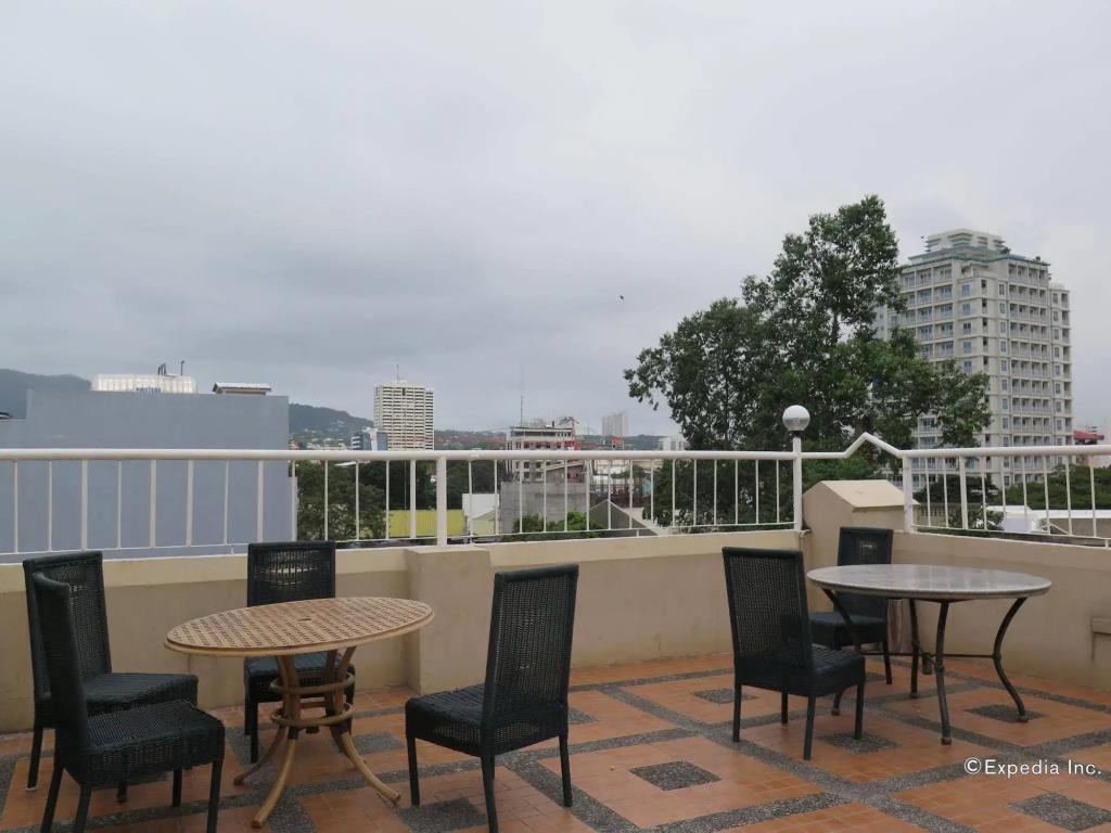 OYO 210 Apple Tree Suites 3*