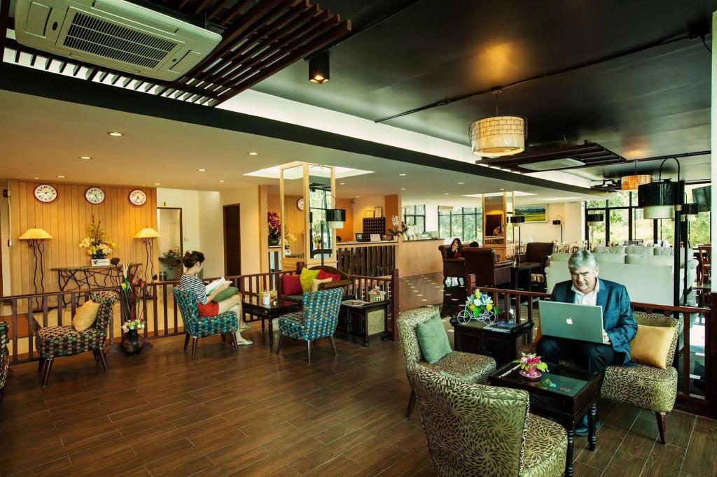 WE Valley Hotel 3*