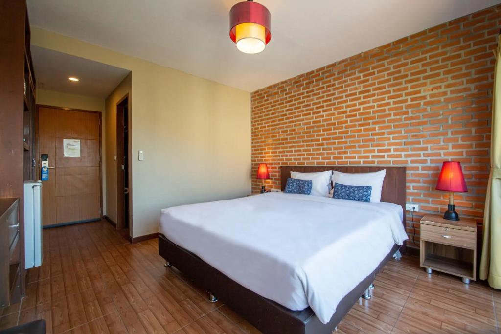 WE Valley Hotel 3*