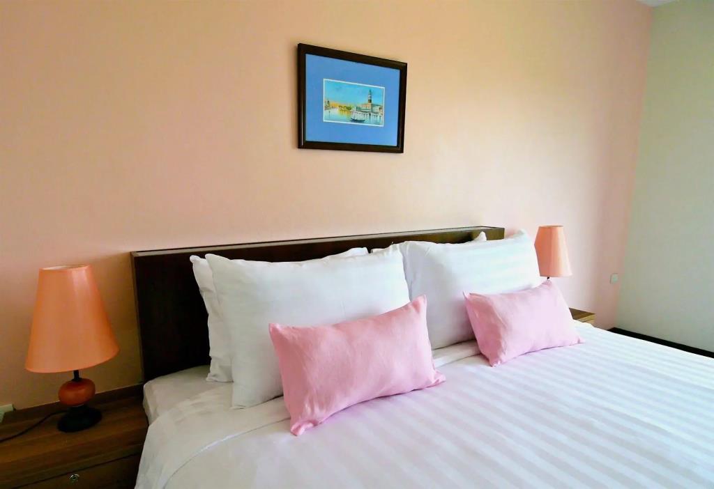 WE Valley Hotel 3*