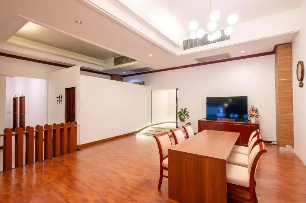 The President Hotel at Chokchai 4 4*