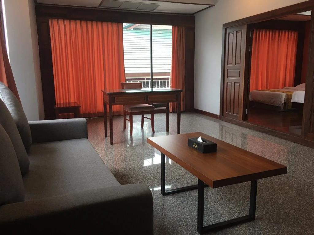 The President Hotel at Chokchai 4 4*