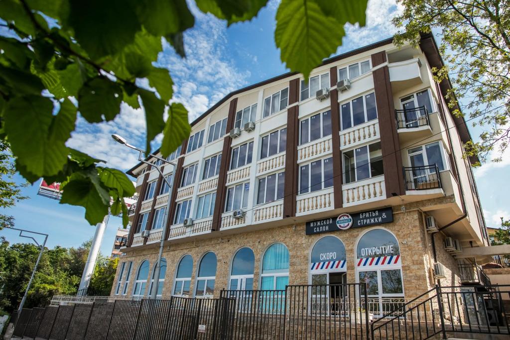 Station Apartments 0*