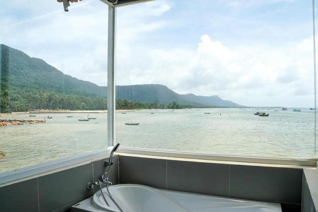 The Pier Phu Quoc Resort 3*