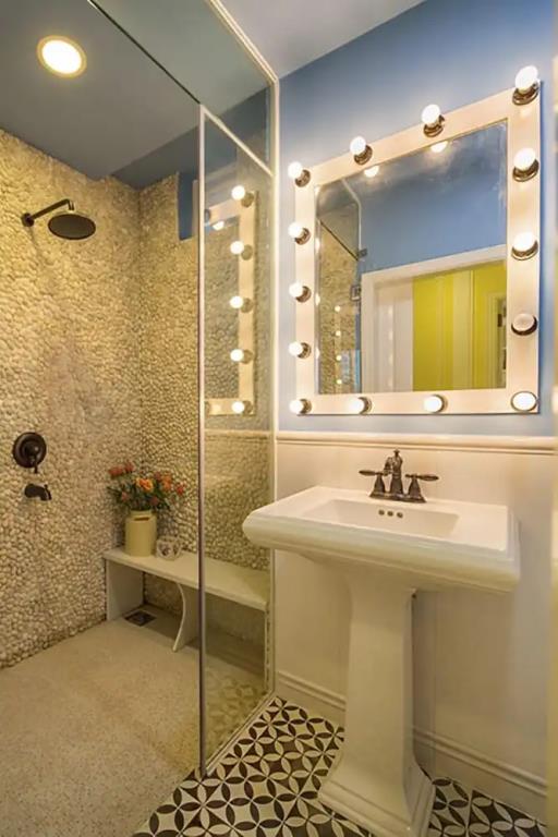 1BR Victorian Apartment River View D7 0*