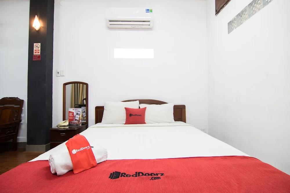 RedDoorz Near Ben Thanh Market 2 3*