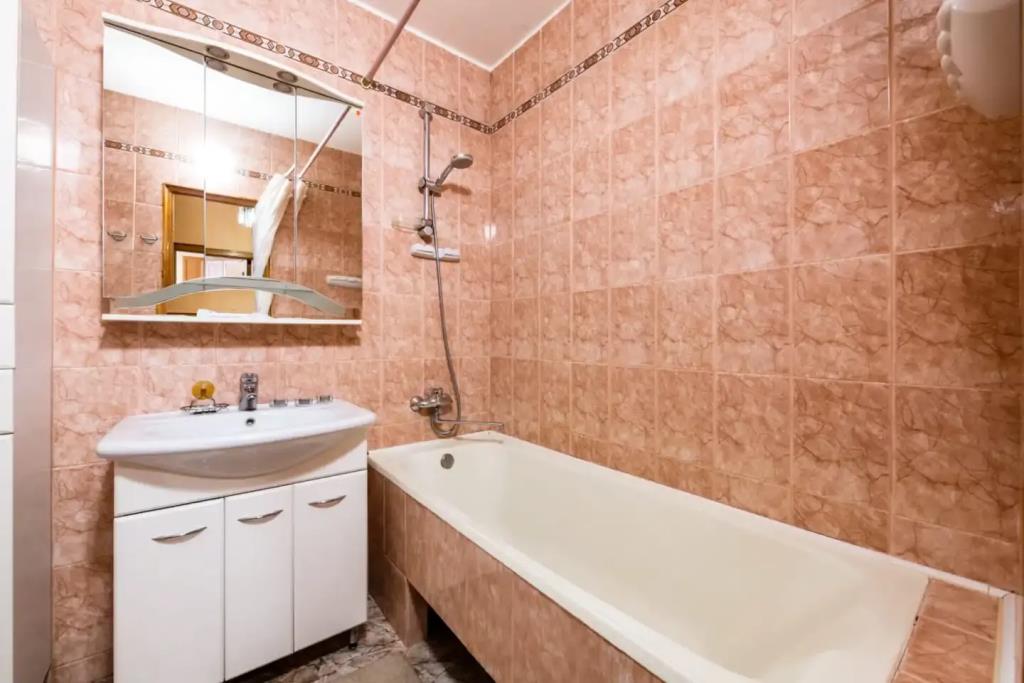 S Shikarnym Vidom U Metro Uzshnaya Apartments 0*