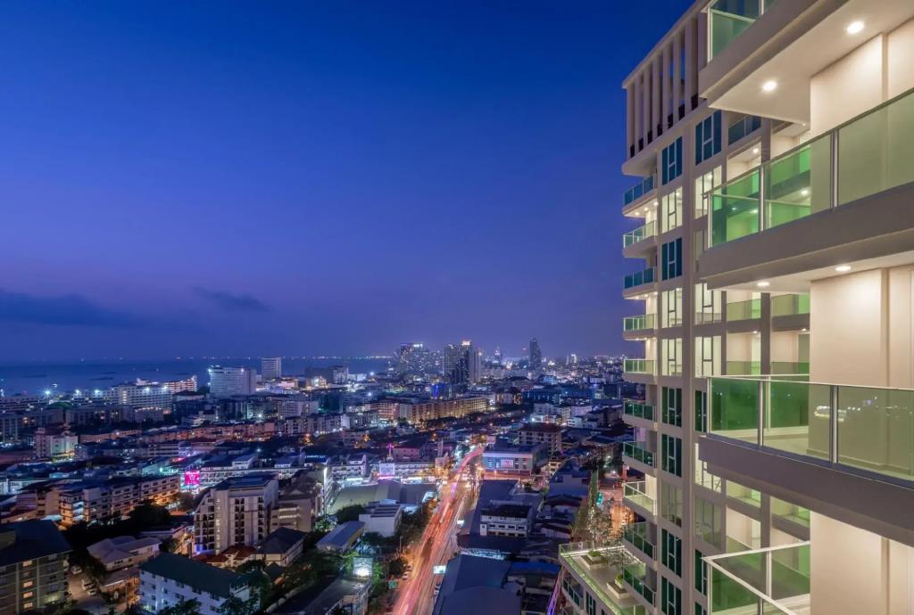 City Garden Tower Condominium 0*
