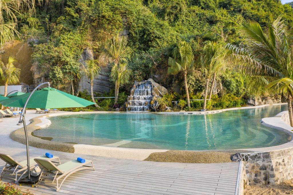 Wyndham Grand Flamingo Cat Ba Resort Hotel 5*