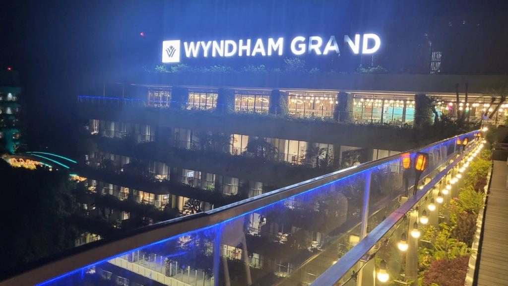 Wyndham Grand Flamingo Cat Ba Resort Hotel 5*