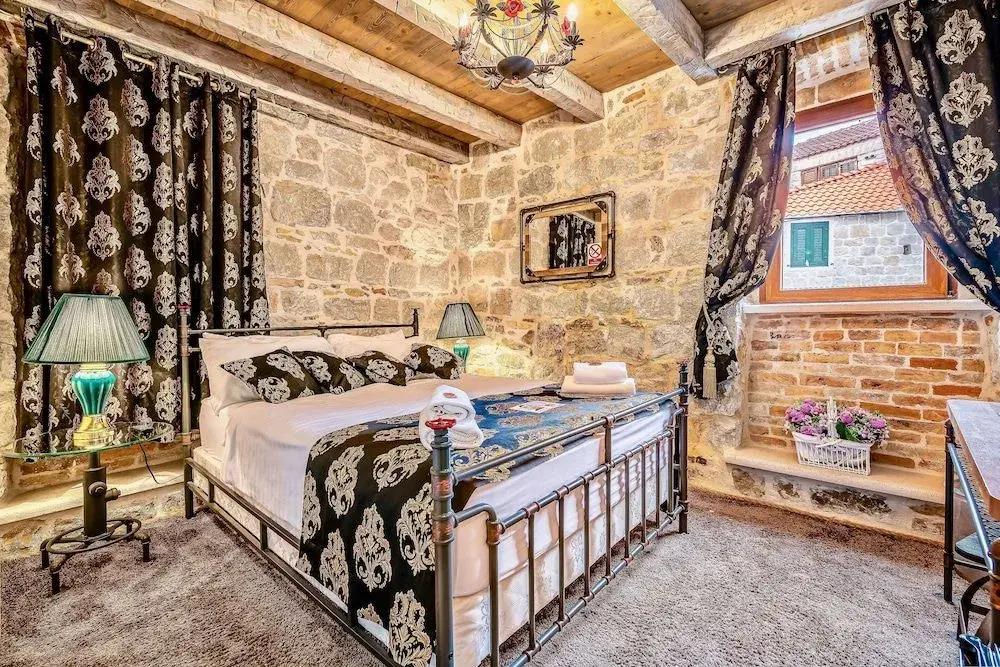 Historic Plaza Varos Split 4*