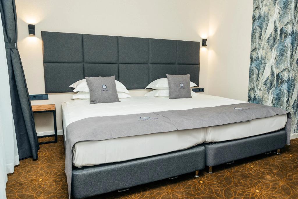 Port May Hotel 3*
