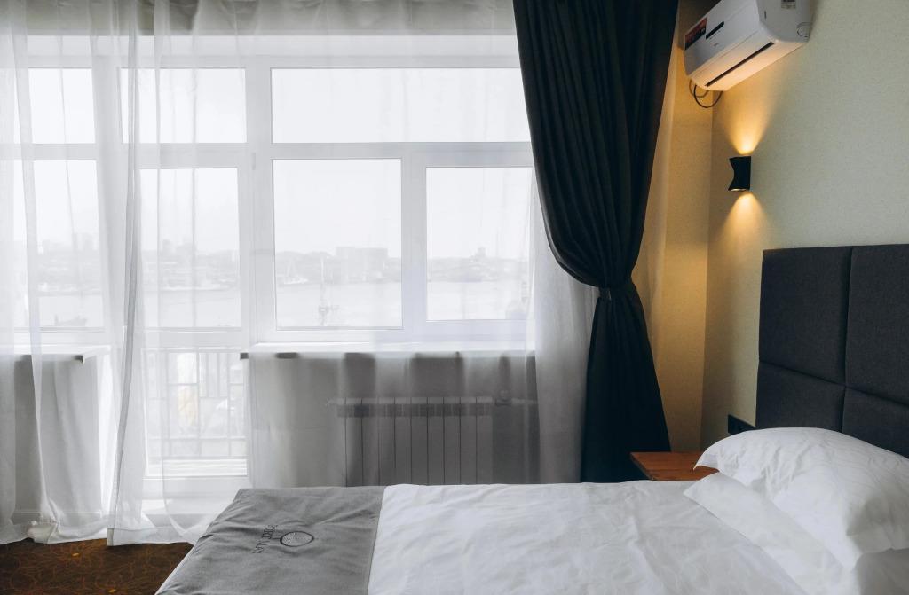 Port May Hotel 3*
